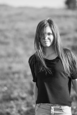 Alana poz uzun, düz saçlı güzel kız