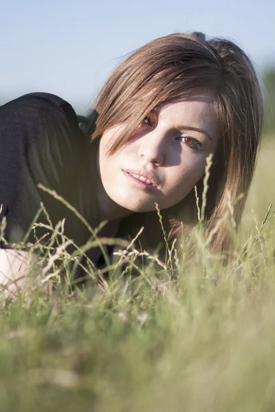 Menina bonita com cabelos longos e lisos posando no campo — Fotografia de Stock