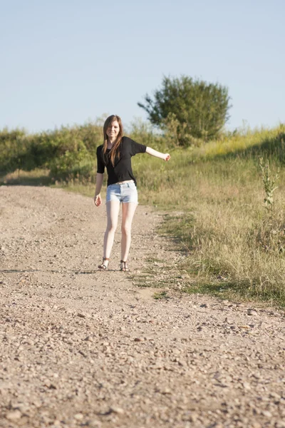 Beautiful girl with long, straight hair posing in the field — Stock Photo, Image