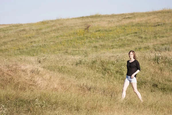 Hermosa chica con el pelo largo y liso posando en el campo — Foto de Stock