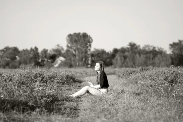 Beautiful girl with long, straight hair posing in the field — Stock Photo, Image