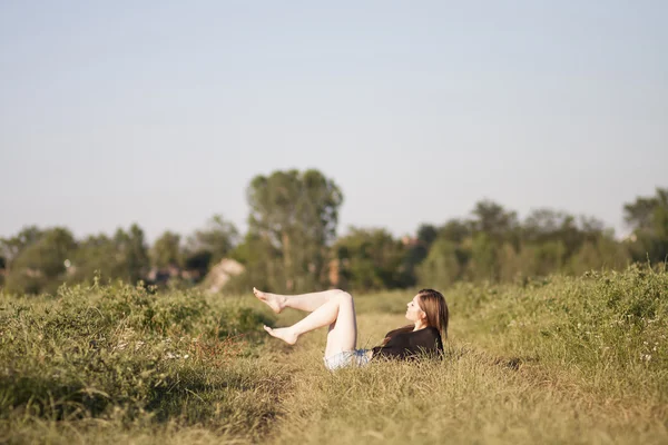 Beautiful girl with long, straight hair posing in the field — Stock Photo, Image