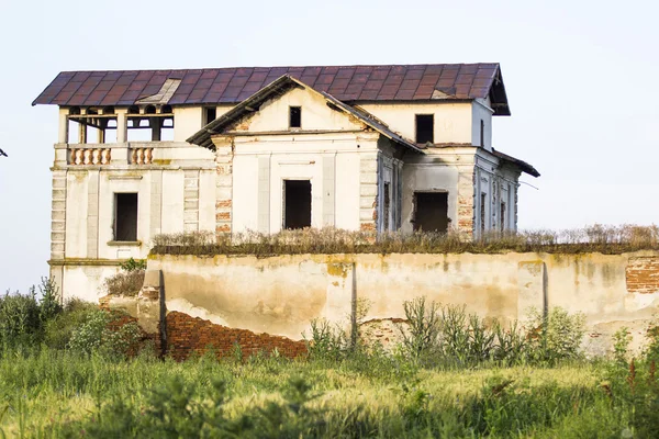 Vieille maison abandonnée et en ruine dans les champs — Photo