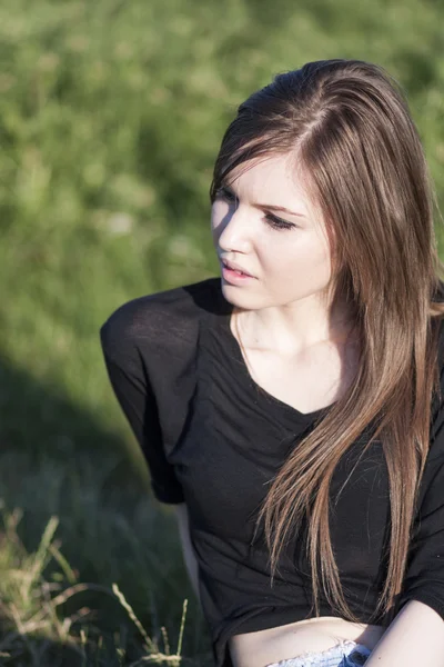 Beautiful girl with long, straight hair posing in the field — Stock Photo, Image