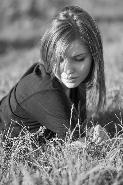 Bella ragazza con lunghi capelli dritti in posa nel campo — Foto Stock