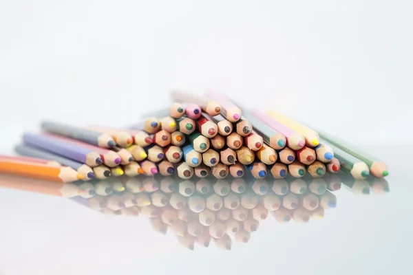 Groupe de crayons de couleur avec fond blanc — Photo