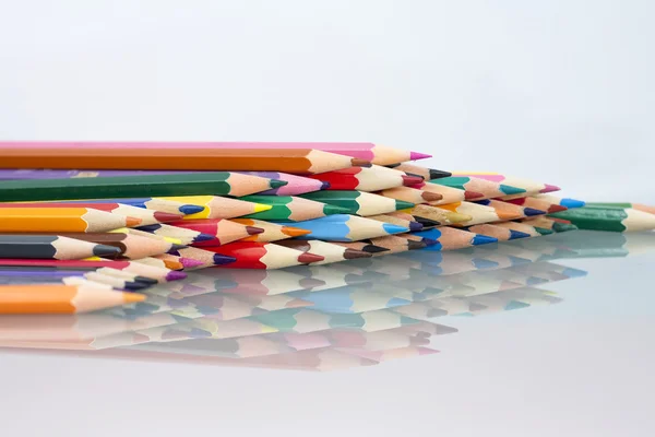 Grupo de lápices de colores con fondo blanco — Foto de Stock