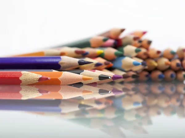 Beyaz arka plan ile renkli kalemler grubu — Stok fotoğraf