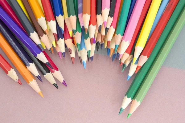 Grupo de lápis coloridos com fundo branco — Fotografia de Stock