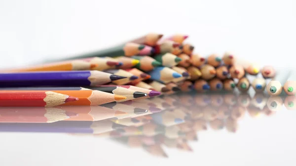 Beyaz arka plan ile renkli kalemler grubu — Stok fotoğraf