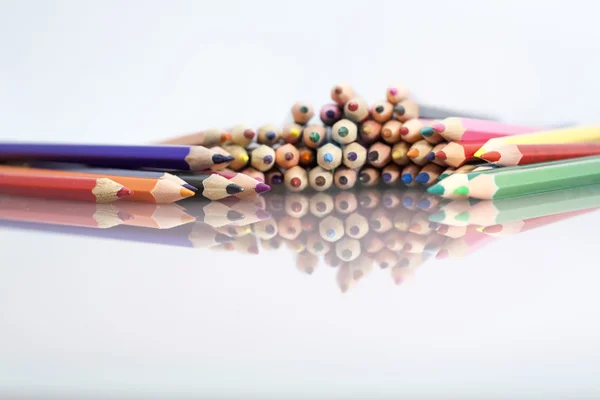 Grupo de lápices de colores con fondo blanco — Foto de Stock