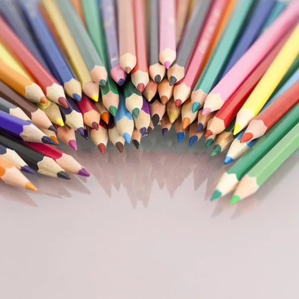 Groep van kleurpotloden met witte achtergrond — Stockfoto