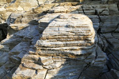 Su ve kayalar Thassos Island, Yunanistan, Giola güzel dokular ve ayrıntılar olarak adlandırılan doğal havuzun yanında, yatay