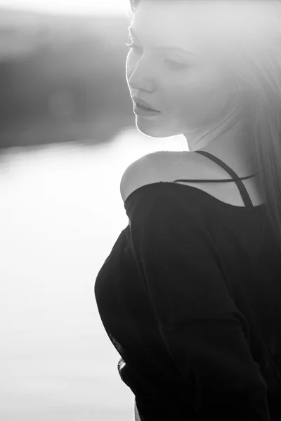 Bella ragazza con lunghi capelli lisci in posa e giocare con l'acqua in un piccolo fiume. Bianco e nero, fotografia artistica — Foto Stock