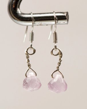 renkli değerli taşlar ve açık gri renkli gümüş jewels