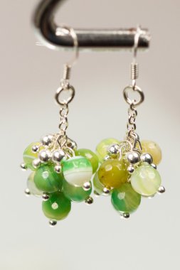 renkli değerli taşlar ve açık gri renkli gümüş jewels