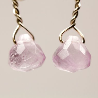 renkli değerli taşlar ve açık gri renkli gümüş jewels