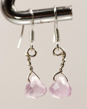 renkli değerli taşlar ve açık gri renkli gümüş jewels