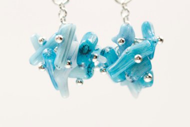 renkli değerli taşlar ve açık gri renkli gümüş jewels