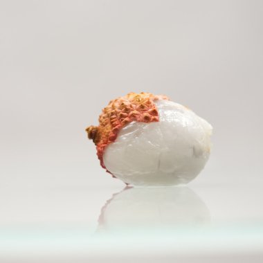 Çin meyve ve kabukları soyulmuş beyaz arka plan üzerinde