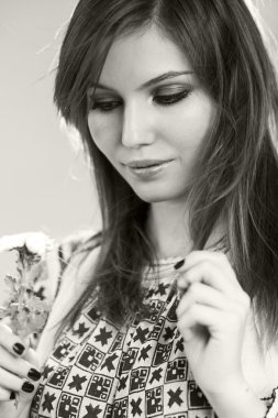 Siyah ve beyaz fotoğraf ile açık gri renkli poz güzel beyaz kızın