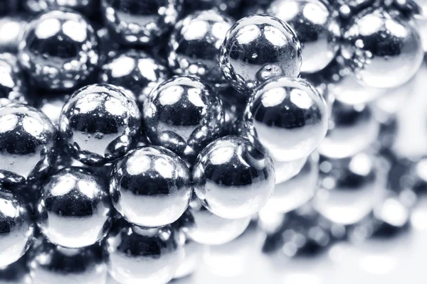 Composición abstracta con pequeñas bolas y reflejos sobre fondo gris claro — Foto de Stock