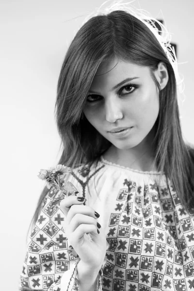 Black and white photo of beautiful caucasian girl posing with light grey background — Stock Photo, Image