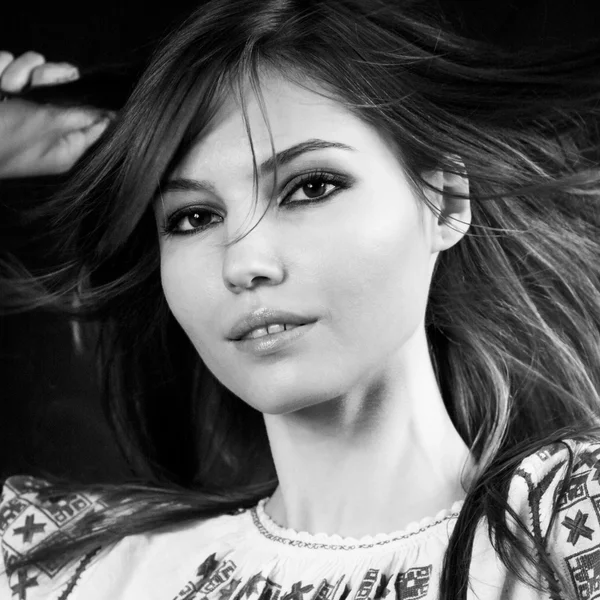 Black and white photo of beautiful caucasian girl posing with light grey background — Stock Photo, Image