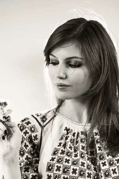 Foto en blanco y negro de una hermosa chica caucásica posando con fondo gris claro — Foto de Stock