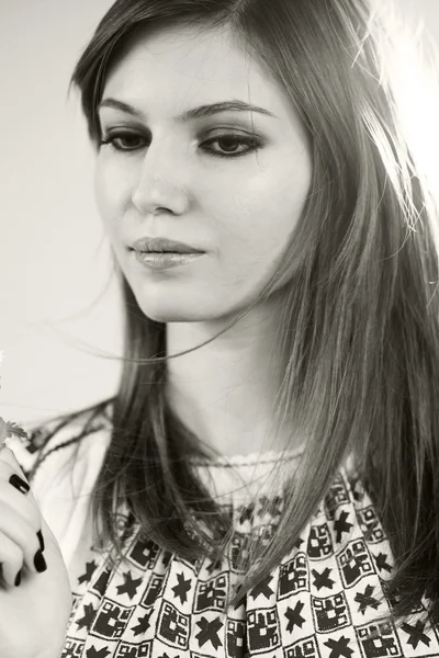 Photo noir et blanc de belle fille caucasienne posant avec un fond gris clair — Photo