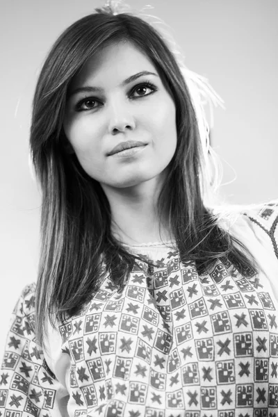 Black and white photo of beautiful caucasian girl posing with light grey background — Stock Photo, Image