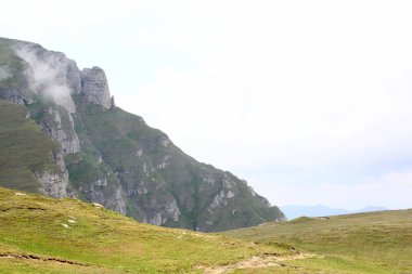 Romanya 'daki Güney Karpatlar' ın bir parçası olan Bucegi Dağları 'ndan manzara