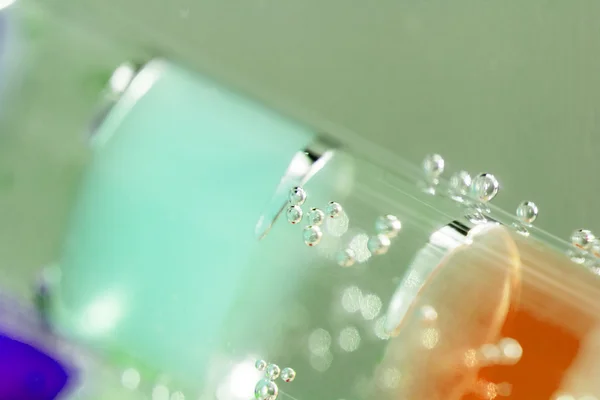 Абстрактная композиция с подводными трубками с разноцветными желейными шариками внутри и пузырями — стоковое фото