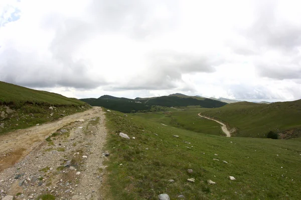 Romanya 'daki Güney Karpatlar' ın bir parçası olan Bucegi Dağları 'ndan manzara