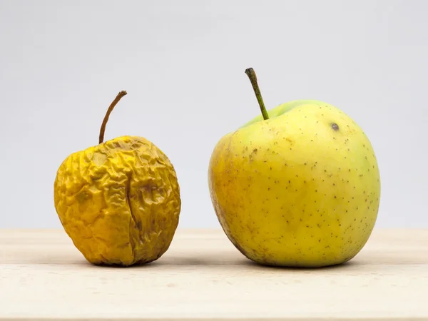 Yellow dried apple and fresh apple with light grey background — Stock Photo, Image