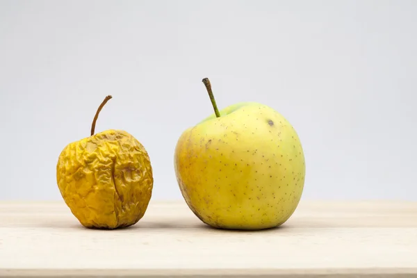 Yellow dried apple and fresh apple with light grey background — Stock Photo, Image