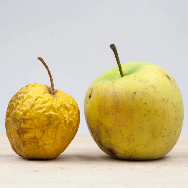 Yellow dried apple and fresh apple with light grey background — Stock Photo, Image