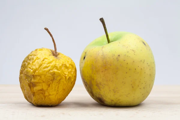 Yellow dried apple and fresh apple with light grey background — Stock Photo, Image