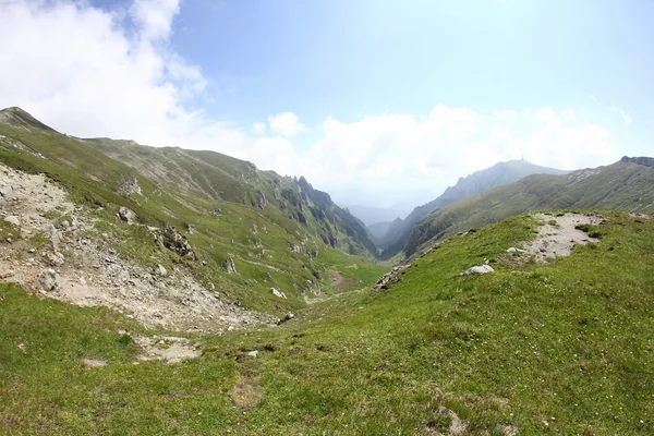 Romanya 'daki Güney Karpatlar' ın bir parçası olan Bucegi Dağları 'ndan manzara