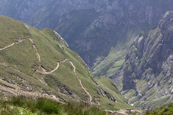 Paesaggio dai monti Bucegi, parte dei Carpazi meridionali in Romania — Foto Stock