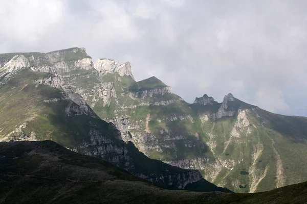 Paisagem das Montanhas Bucegi, parte dos Cárpatos do Sul na Roménia — Fotografia de Stock