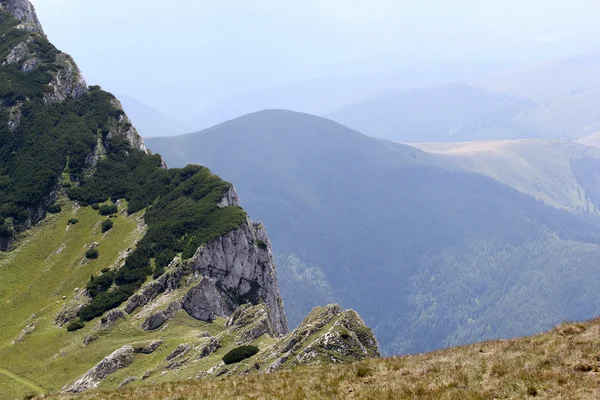 Tájkép a Bucsegi-hegységből, a Déli-Kárpátok egy része Romániában — Stock Fotó