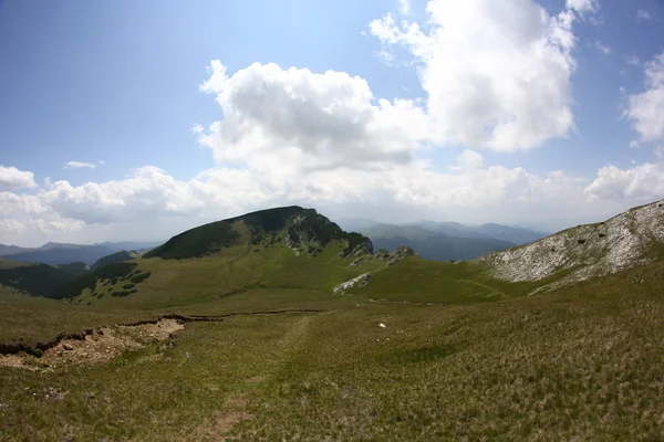 Paesaggio dai monti Bucegi, parte dei Carpazi meridionali in Romania — Foto Stock