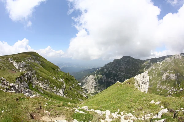 Romanya 'daki Güney Karpatlar' ın bir parçası olan Bucegi Dağları 'ndan manzara