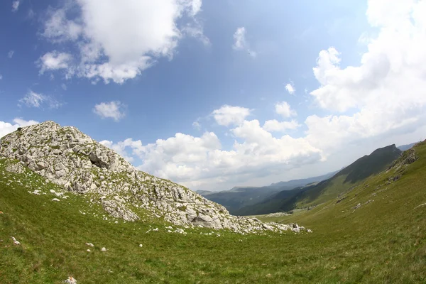 Krajina z pohoří Bucegi, část jižních Karpat v Rumunsku — Stock fotografie