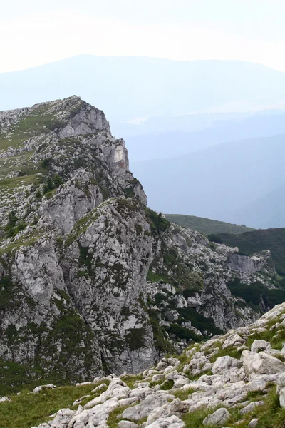 Paesaggio dai monti Bucegi, parte dei Carpazi meridionali in Romania — Foto Stock