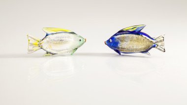 Beyaz arka plan ile renkli, gümüş cam balık süsler