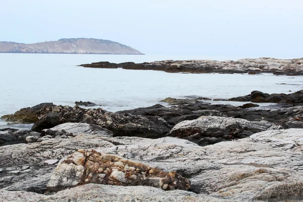 Brzeg morza Egejskiego w Grecja, wyspa thassos - fale i skały - Długa ekspozycja fotografii — Zdjęcie stockowe
