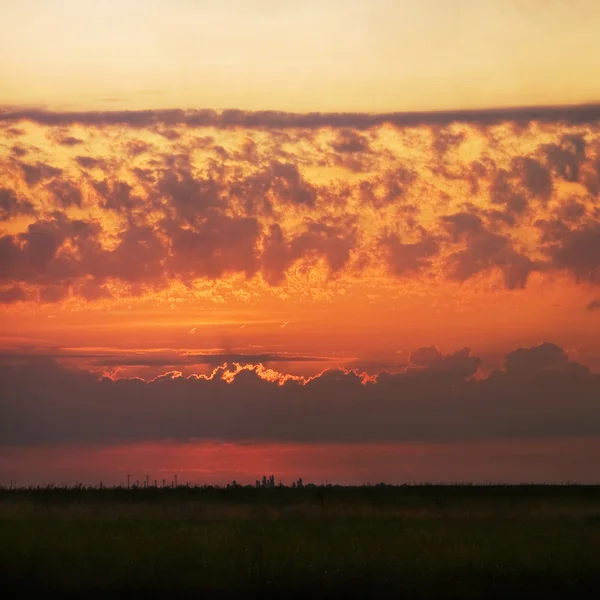 Мбаппе, драматичные, разноцветные облака и небо на закате — стоковое фото