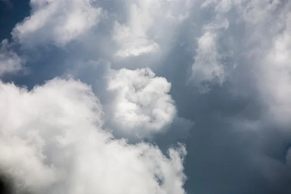 Beautiful, dramatic clouds and sky. Image has grain texture seen at its maximum size — Stock Photo, Image